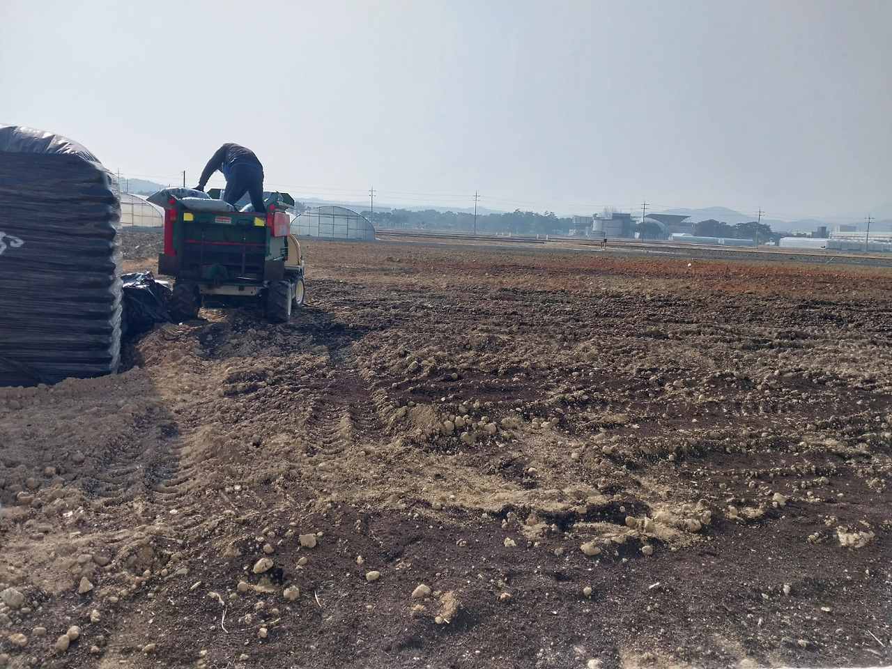 260213 퇴비를 퇴비차에 붓고있다.jpg