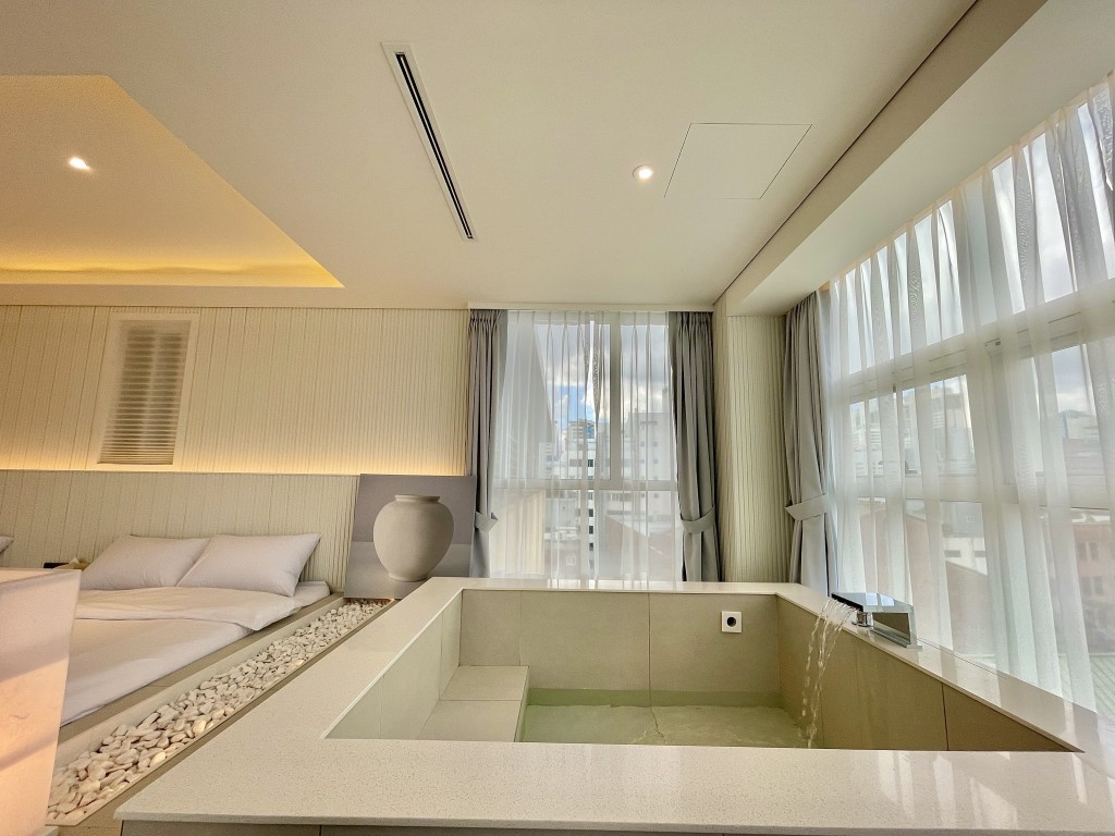 1_서울스파숙소_UH 스위트 더 명동 (1).jpg