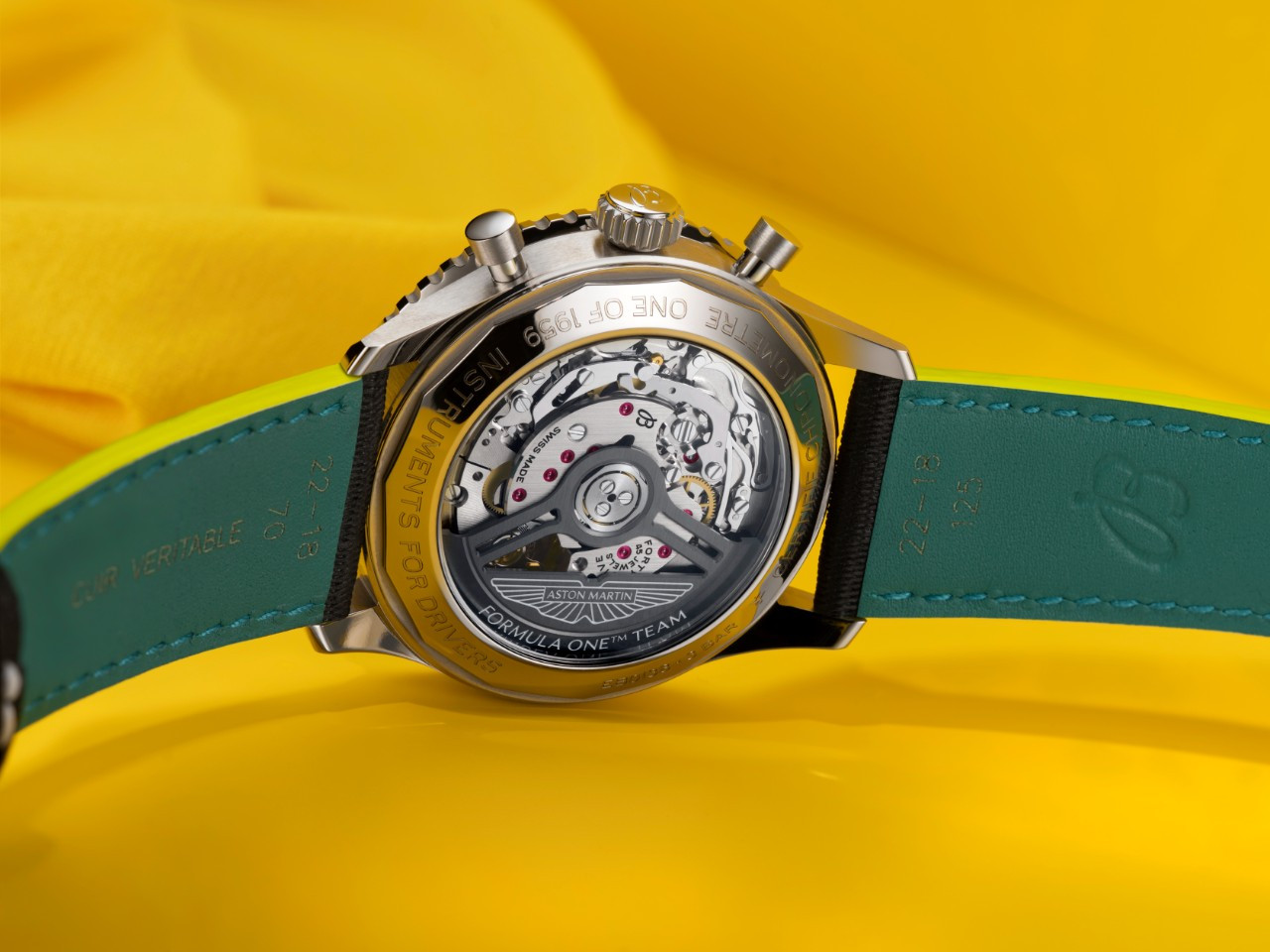 내비타이머 B01 크로노그래프 43 애스턴 마틴 아람코 포뮬러 원 팀 백 케이스.jpg