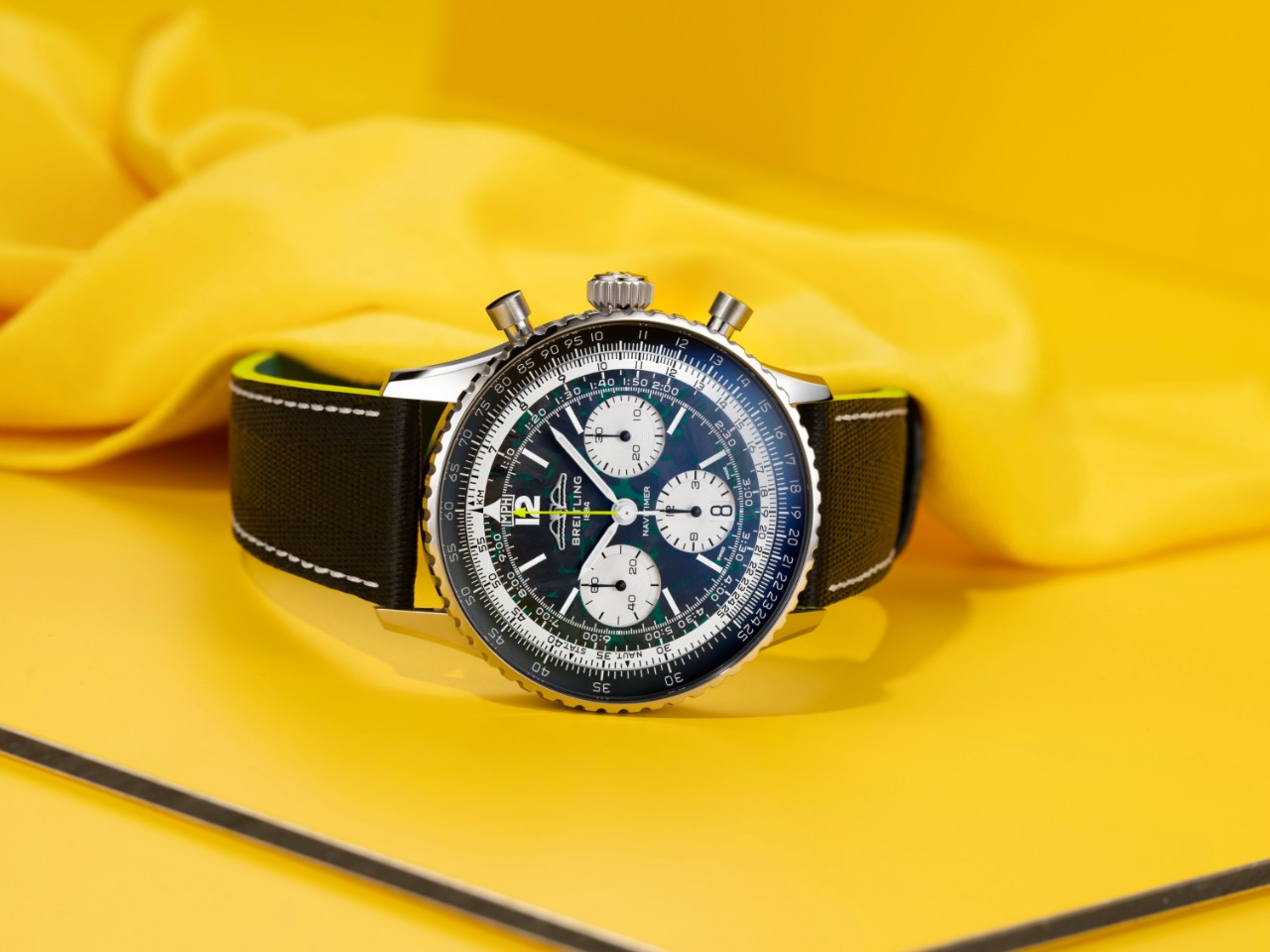 내비타이머 B01 크로노그래프 43 애스턴 마틴 아람코 포뮬러 원 팀 (1).jpg