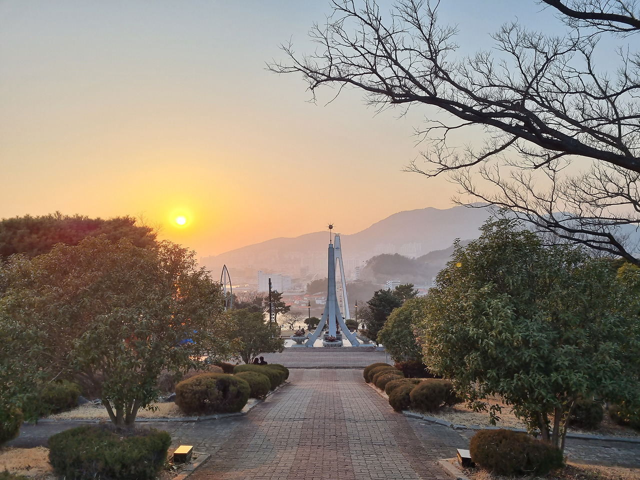 해질무렵 여수 돌산공원 노을과 보랏빛 야경