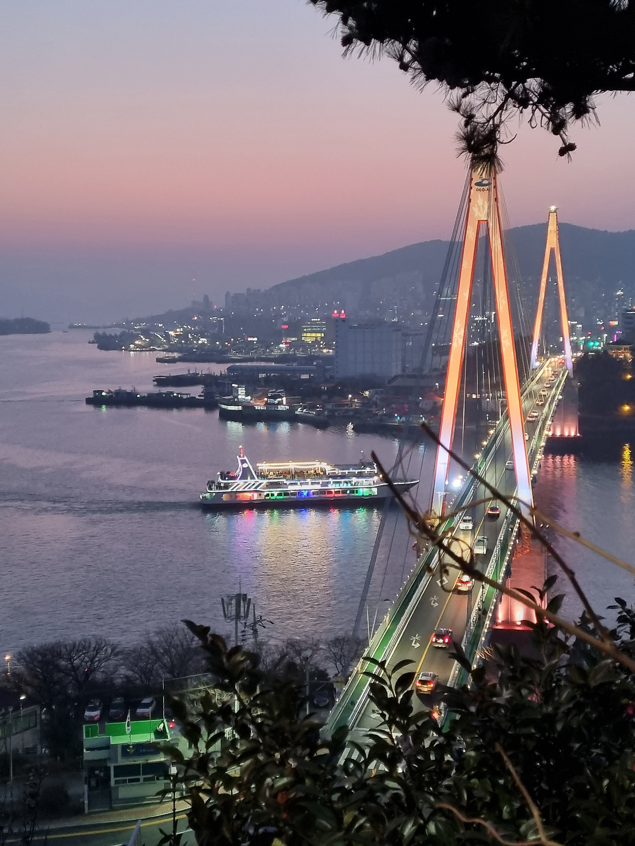 해질무렵 여수 돌산공원 노을과 보랏빛 야경