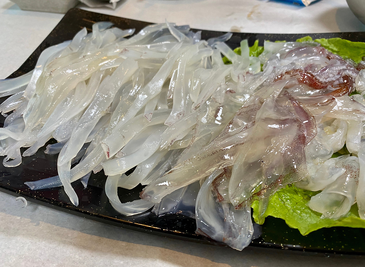 콩잎에 싸 먹는 제주 한치회, 한치통찜과 한치먹물라면