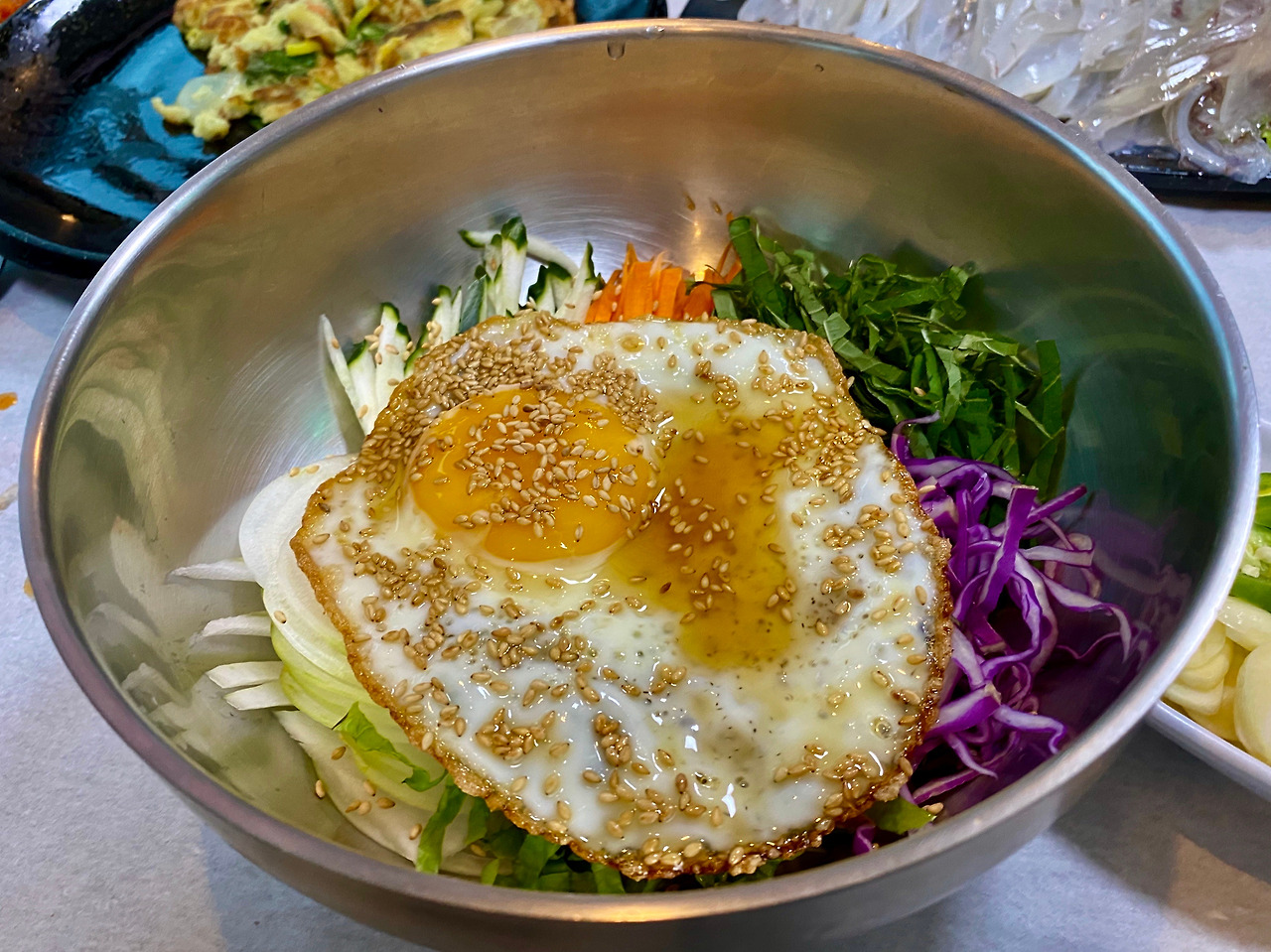 콩잎에 싸 먹는 제주 한치회, 한치통찜과 한치먹물라면