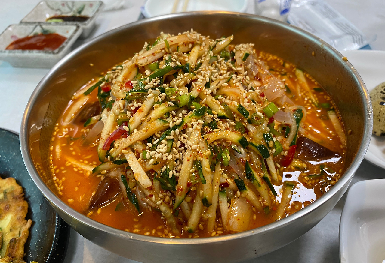 콩잎에 싸 먹는 제주 한치회, 한치통찜과 한치먹물라면