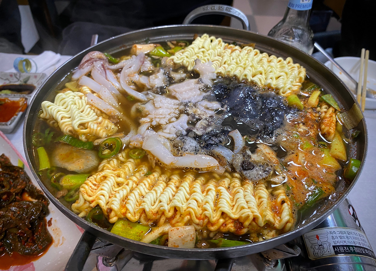 콩잎에 싸 먹는 제주 한치회, 한치통찜과 한치먹물라면