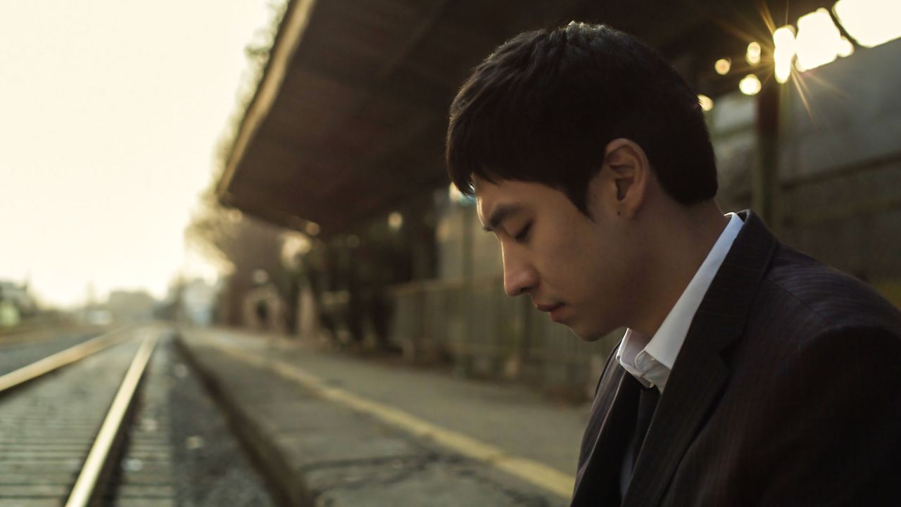윤성현 감독의 무채색 도시