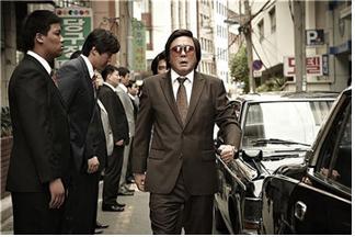 대리 밑에는 부하직원이 약 200명 정도 있지