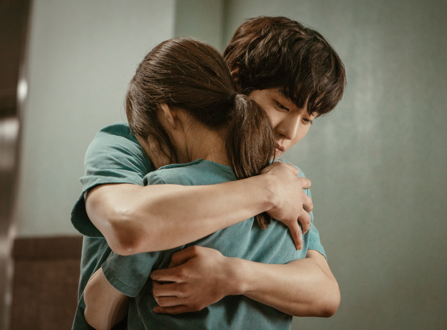 23화 36.5도의 위로, 가장 인간다운 포옹