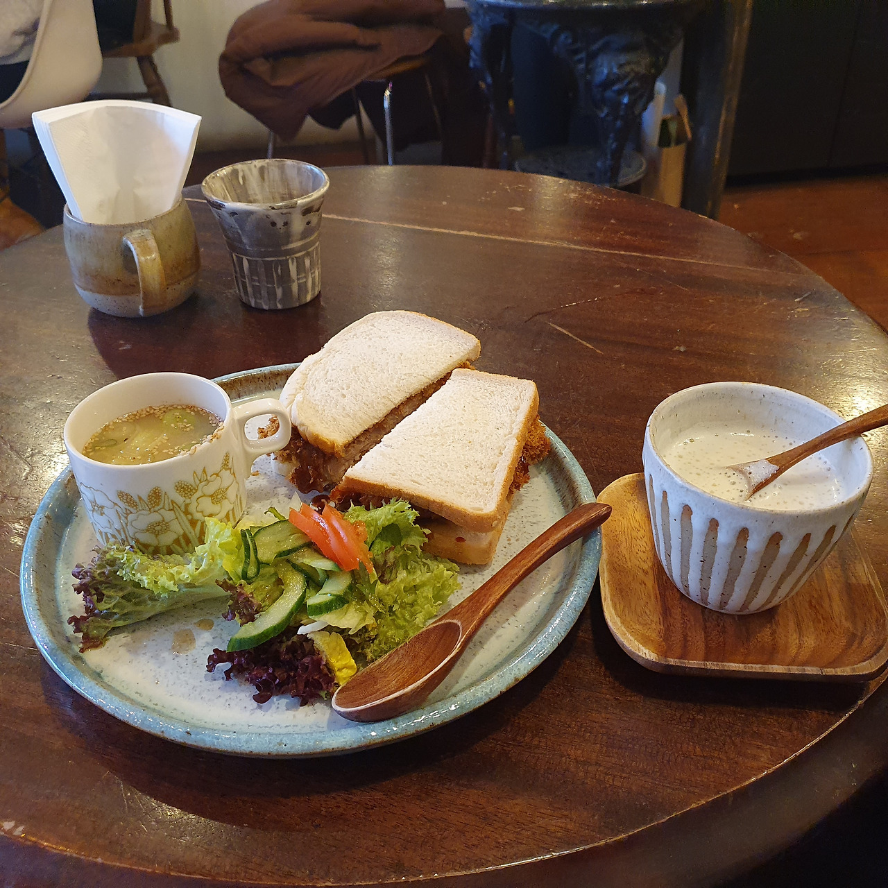 (E) Moko made cafe