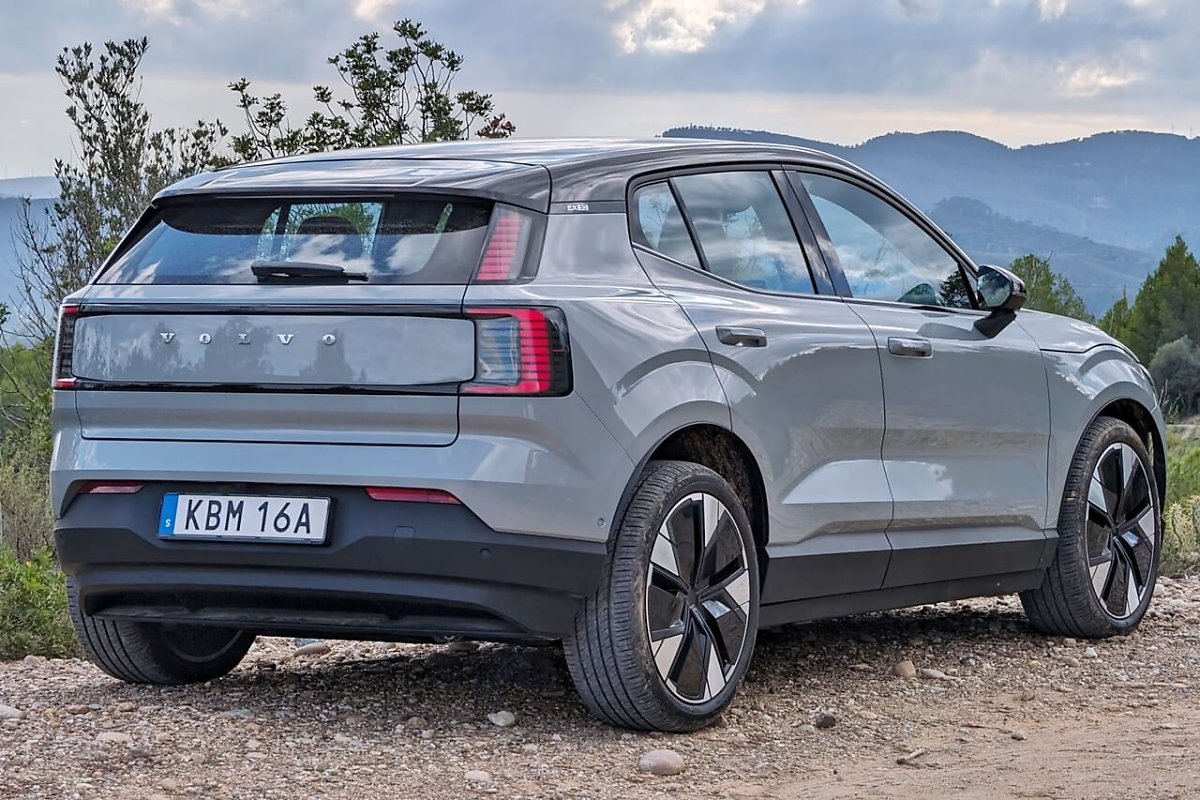 볼보 새 시대를 열 전기 SUV 'EX30' 이달 출격