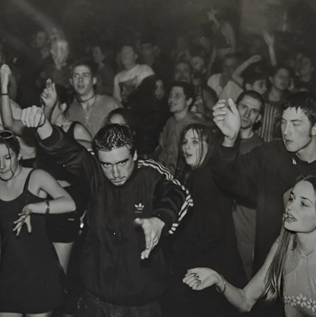 환각적인 밤과 환상적인 패션을 선사하는 Rave
