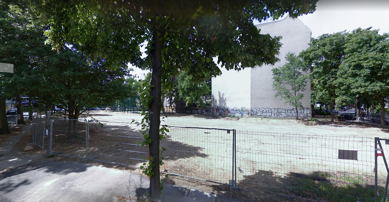 여름이네 집앞 놀이터.png