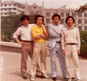 3. 경희대 한의대 재학 시절 자생의학회-자생한방병원 박병모병원장, 유한길 원장, 신준식 이사장(사진 왼쪽부터).png