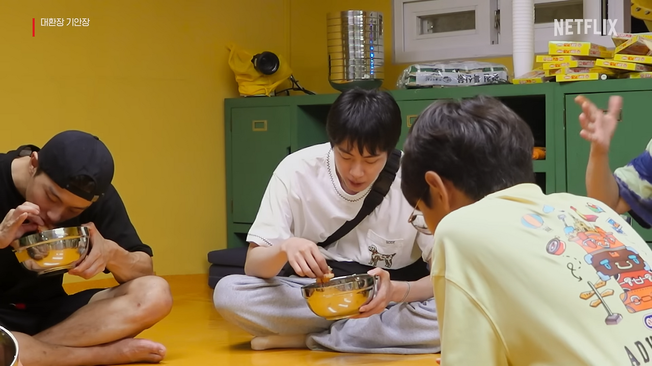 숙박객 모두 기안화 완료, 음식과 하나가 되는 맨손 카레� _ 대환장 기안장 _ 넷플릭스 2-13 screenshot.png