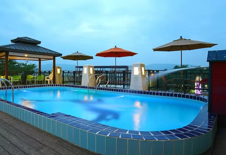 9. Korea_Gyeongju_Benikea Swiss Rosen Hotel_Pool.png
