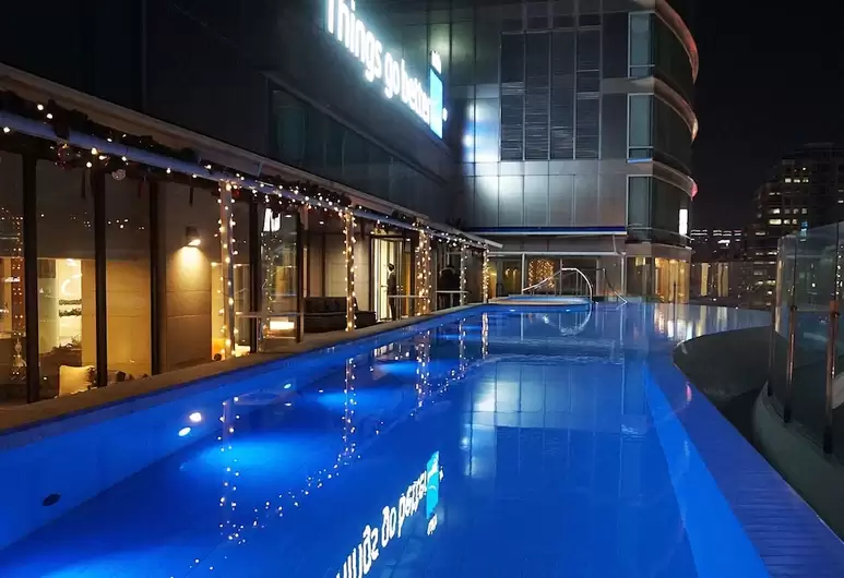 8. Korea_Daaegu_Novotel Ambassador Daegu_Pool.png