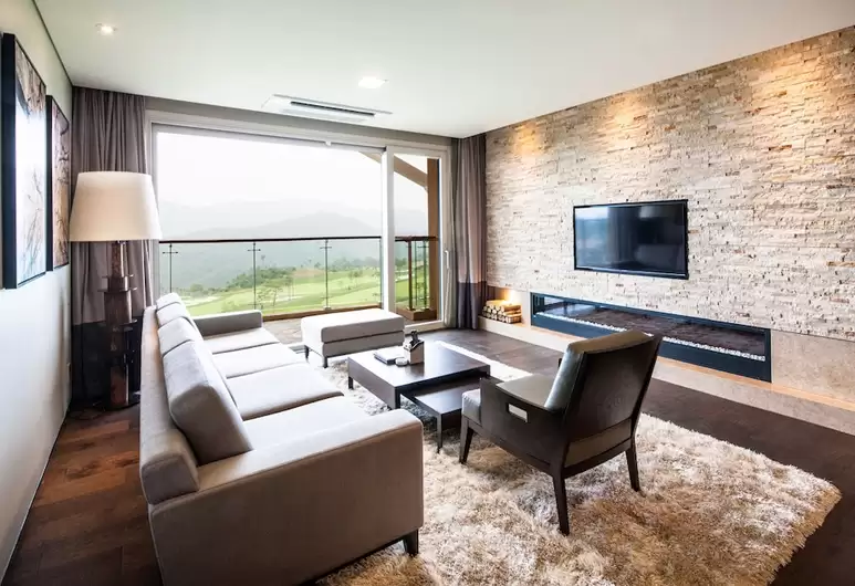 9. Korea_Hongchun_Vivaldi Park_Room.png