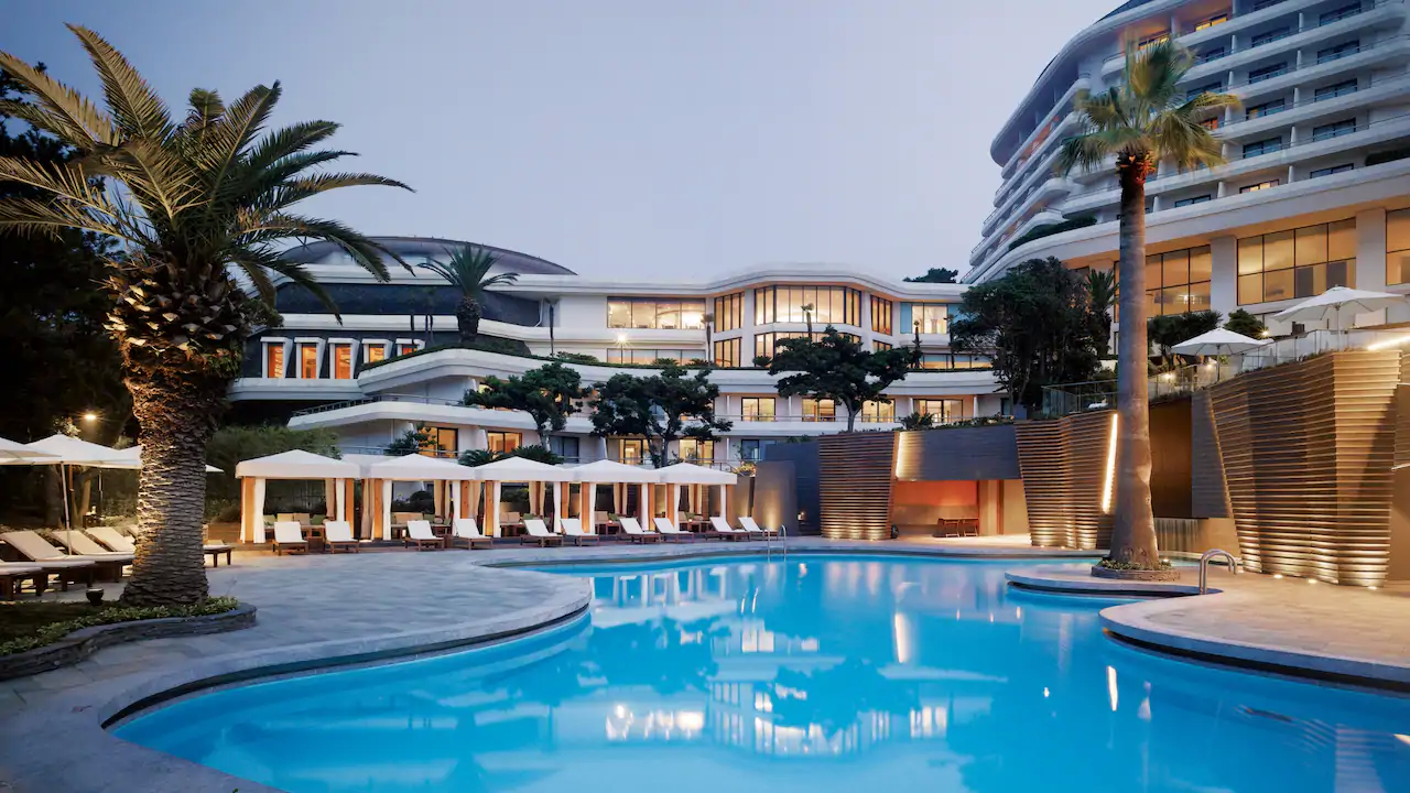 3. Jeju_Hyatt Regency_Outdoor Pool_02.png