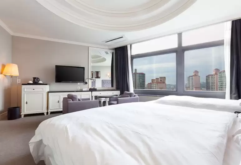 7. Korea_Seoul_Riverside Hotel_Room.png