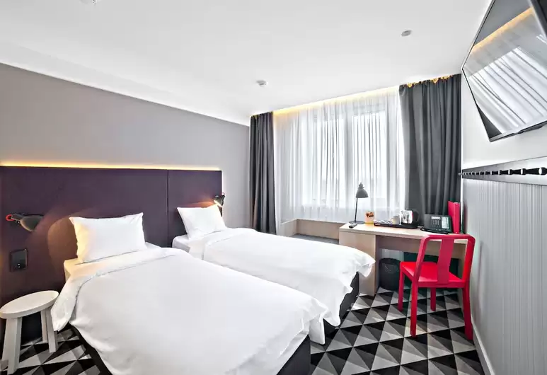 Russia_Vladvostok_AZIMUT Hotel Vladivostok_Room.png