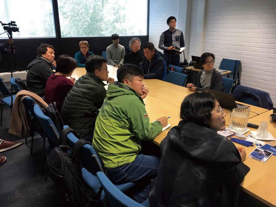 한국-지역신문위원회와-시르꾸꼬띠라이넨-교수가-의견을-나누는-모습.png
