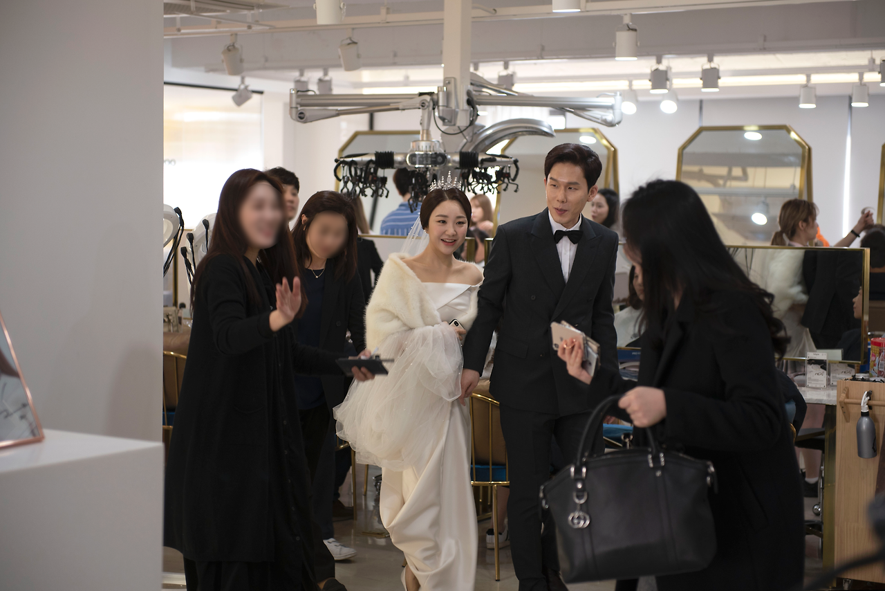 메이크업샵을 나서며_photo by.스냅바이아모이.png