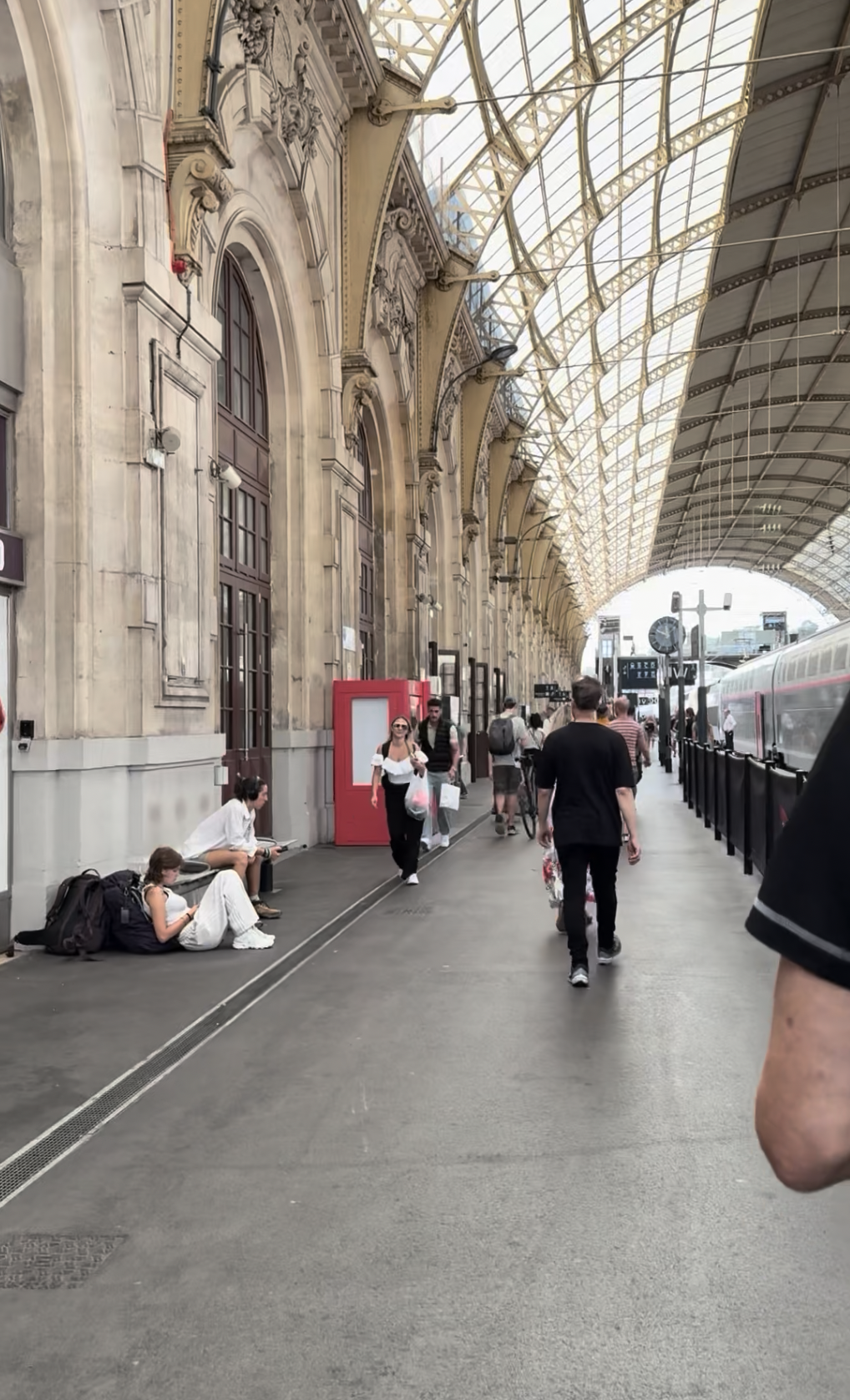 니스역 승강장2.png