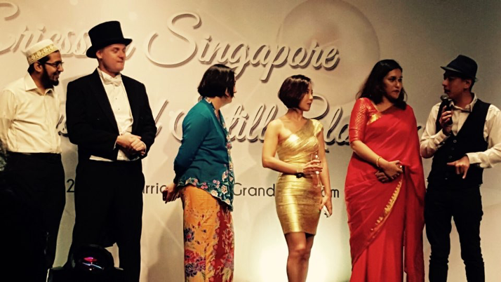 회사 연말 파티. 다양한 국적의 동료들과 함께.png