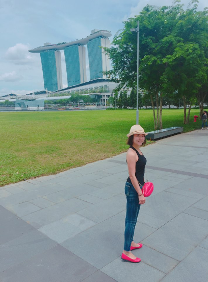 마리나 베이 샌즈 앞에서.png