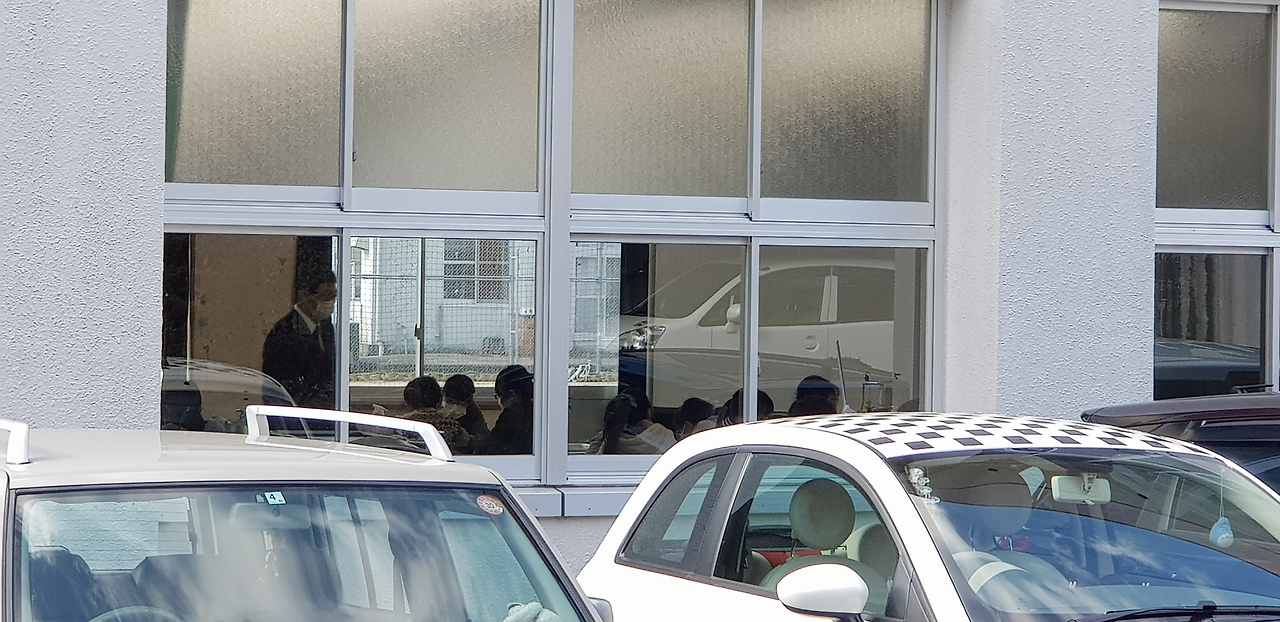 10일(마스크 쓰고 수업하시는 샘).png