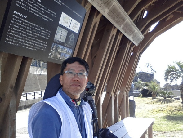 10일째(푸른바다 배경의 사진).png