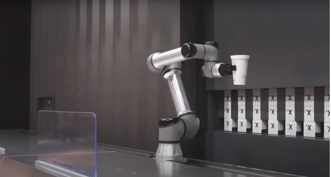 상용화 개발 중인 XYZ의 바리스타 로봇.png