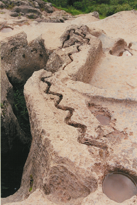 273px-Qenko_Archaeological_site_-_snake.png