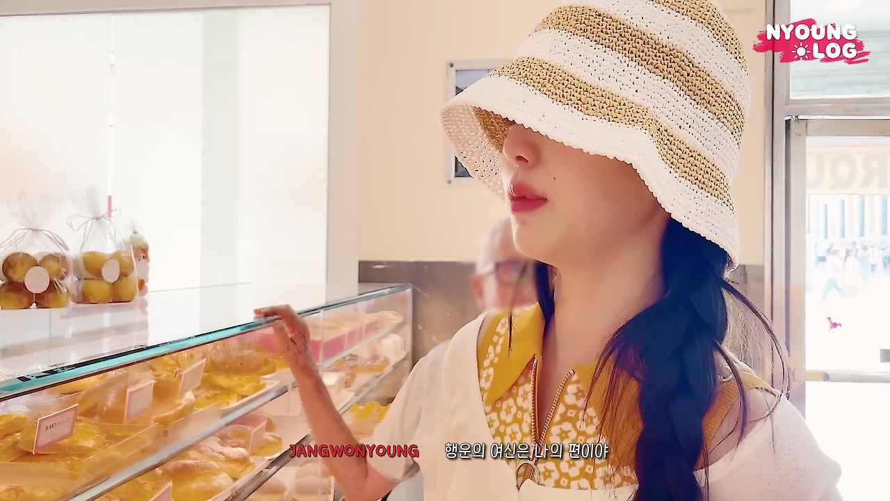 [IVE LOG] WONYOUNG in SPAIN �   NYOUNG LOG.mp4_000347388.png