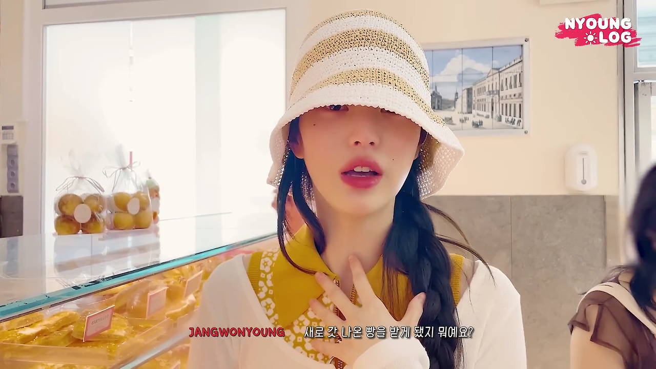 [IVE LOG] WONYOUNG in SPAIN �   NYOUNG LOG.mp4_000344385.png