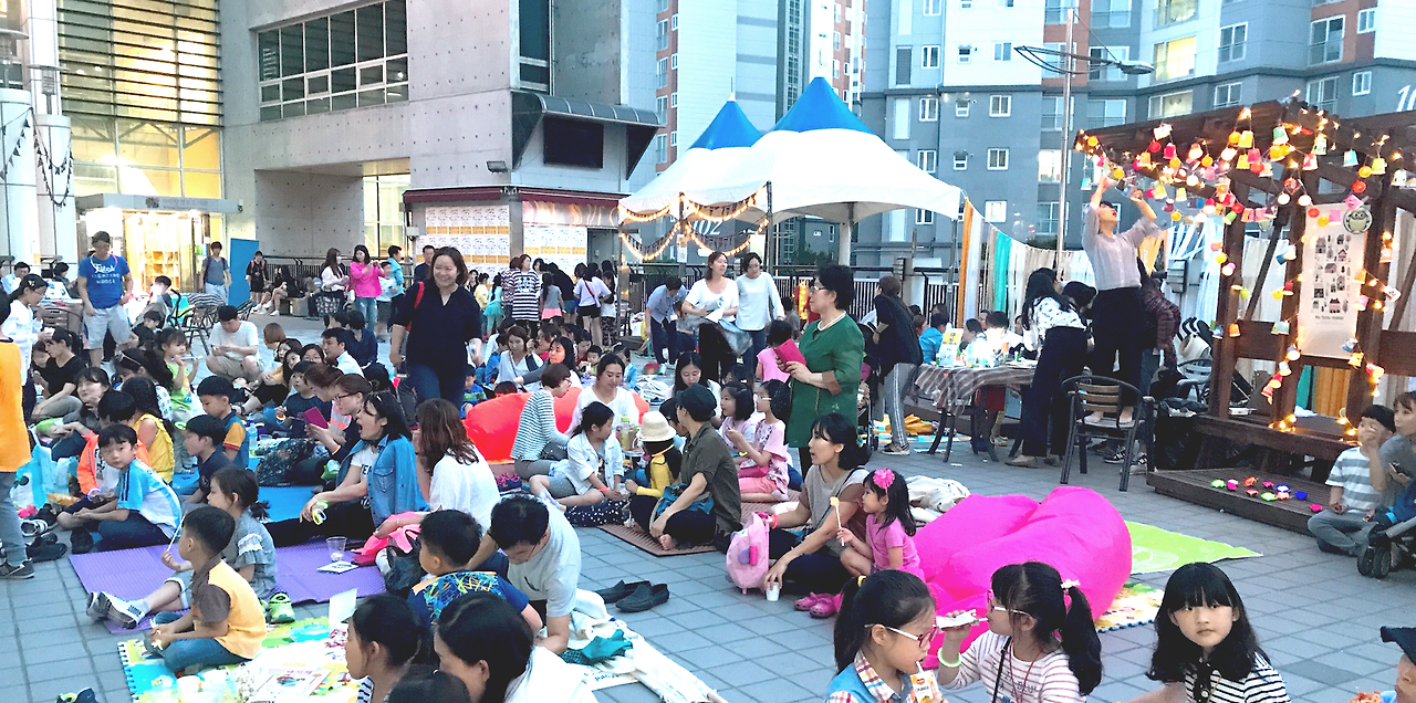 질문2 도서관앞 축제.png