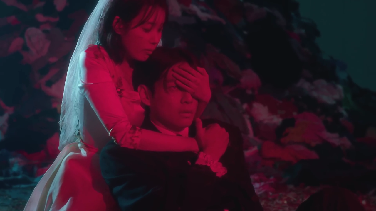 SnapSave.io-IU 'Love wins all' MV-(1080p).mp4_000262387.png