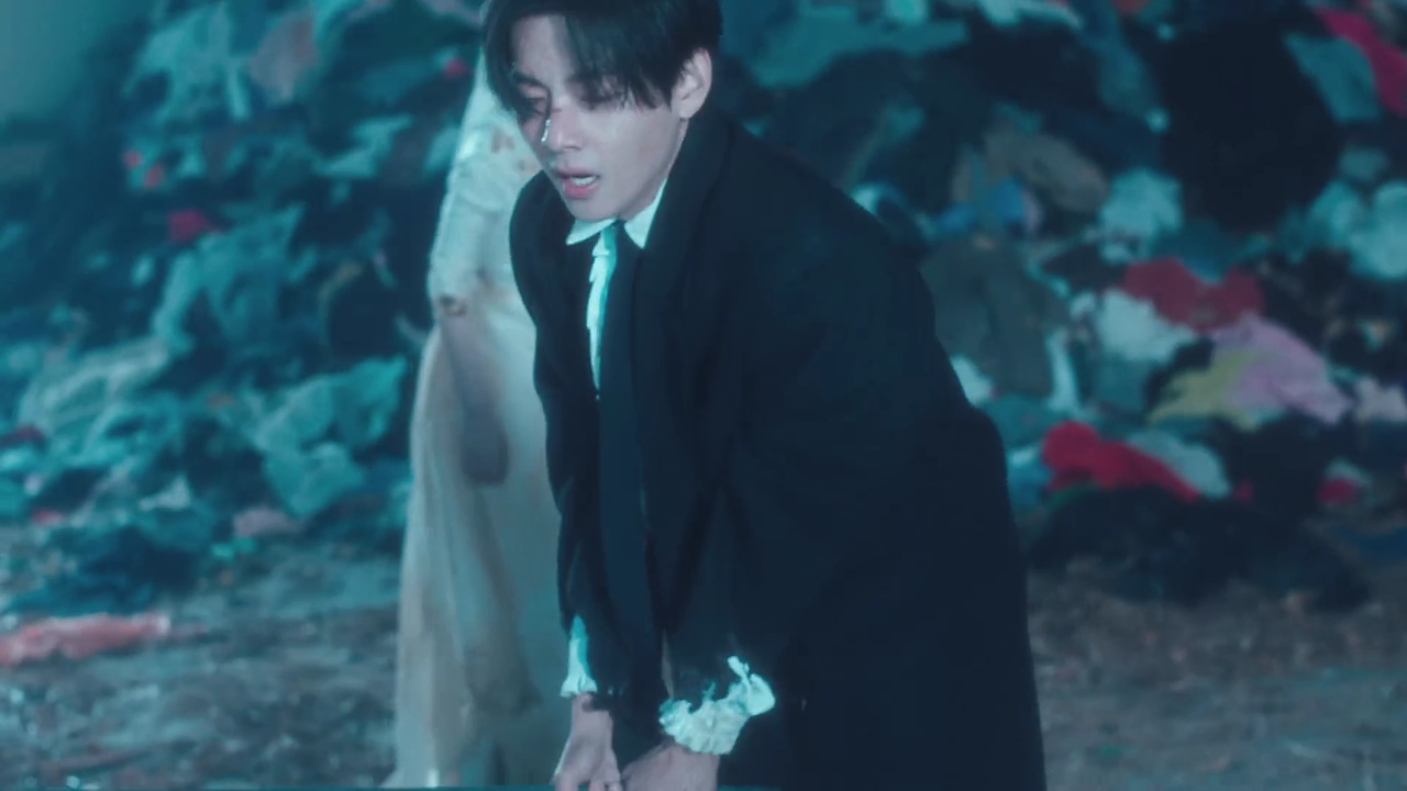 SnapSave.io-IU 'Love wins all' MV-(1080p).mp4_000235944.png