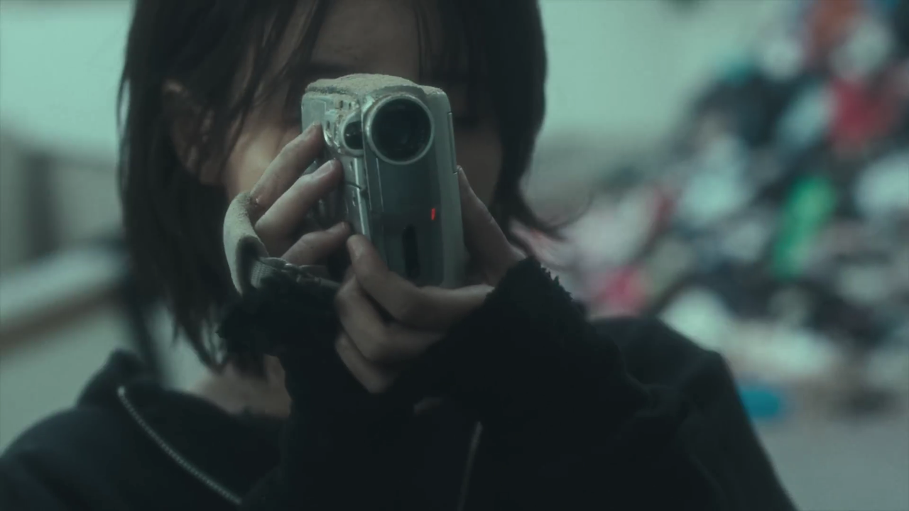 SnapSave.io-IU 'Love wins all' MV-(1080p).mp4_000088171.png