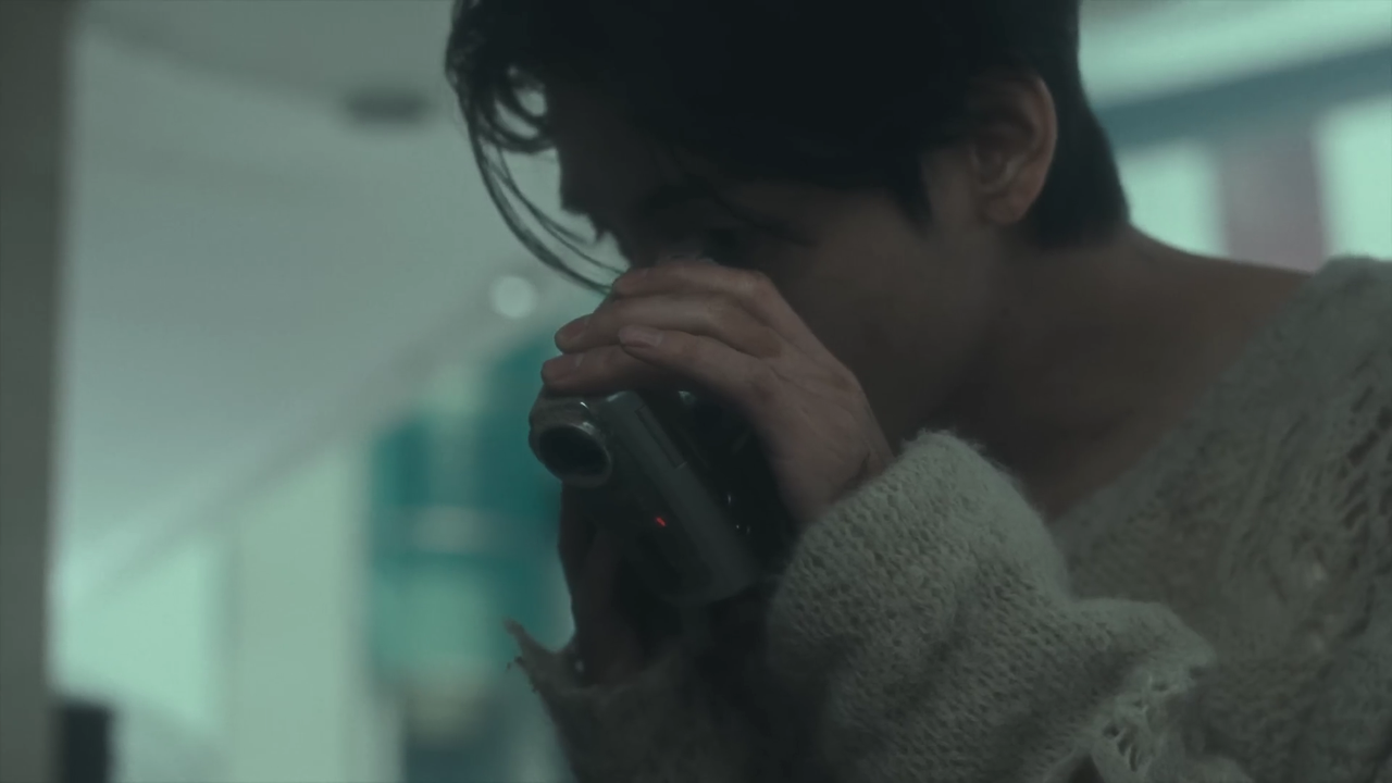 SnapSave.io-IU 'Love wins all' MV-(1080p).mp4_000071362.png