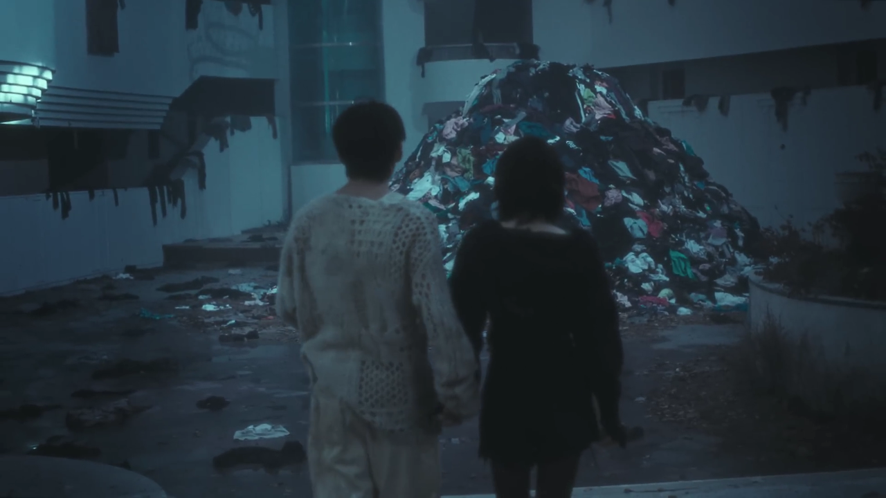 SnapSave.io-IU 'Love wins all' MV-(1080p).mp4_000043251.png