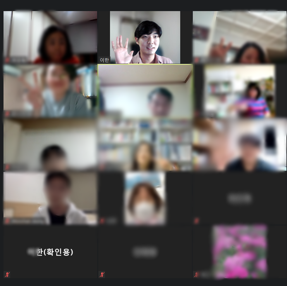 참여자 단체사진(블러).png