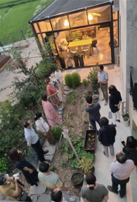 뒷마당 텃밭과 유리온실.png