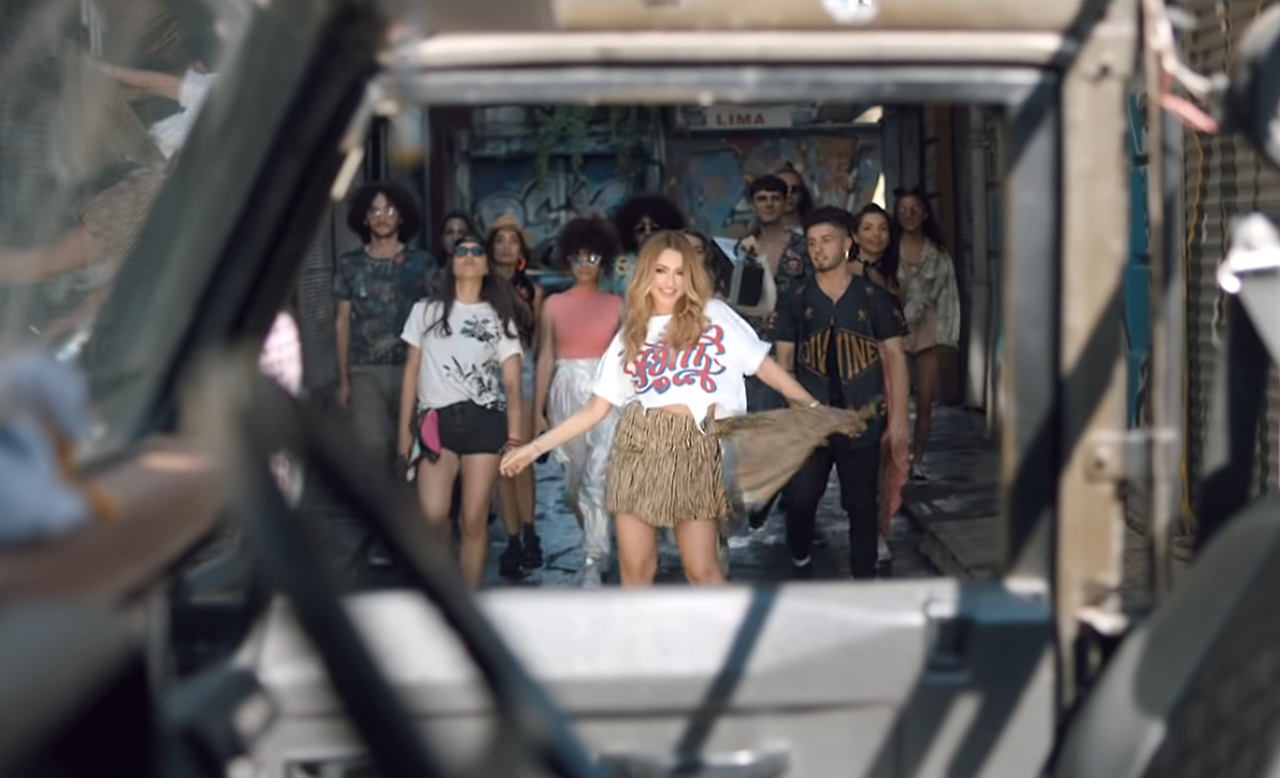 Hadise  -  Geliyorum Yanına 0-50 screenshot.png