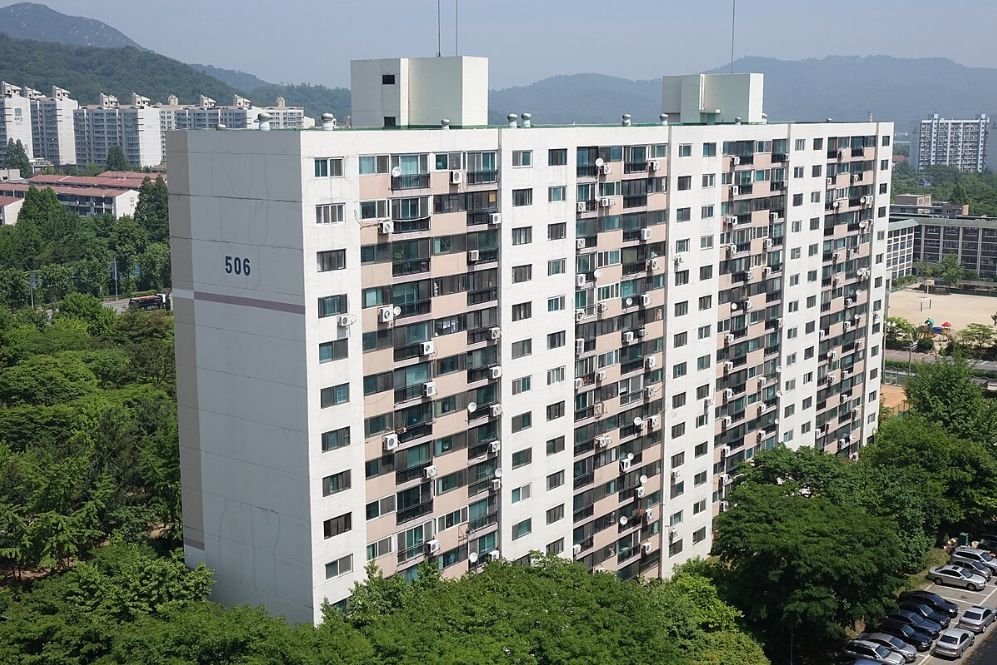 아파트1_httpscommons.m.wikimedia.org.png