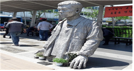 전태일 동상_전태일기념관.png