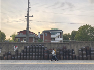 해방촌 외국인 장독대.png