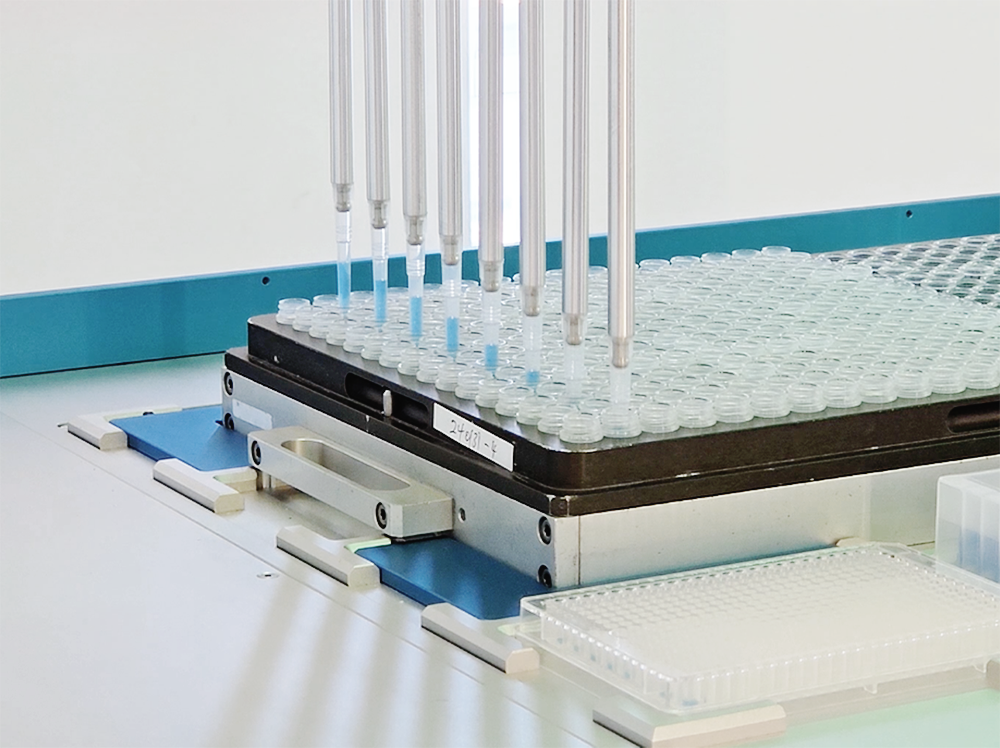 [첨부2] 액체 핸들링 로봇 '노터블(Notable)'이 액체를 정밀하게 흡입하고 분주하고 있다 (제공=에이블랩스).png