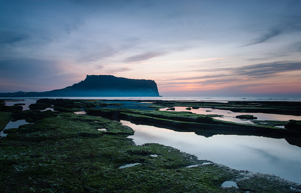 미소지으며 날리다.png